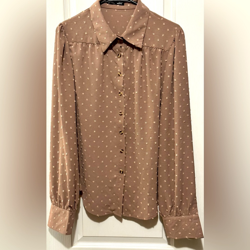 NWT- 🤎 Light Brown Button Up Dress Shirt🤩 Lightweight And Airy 🤗